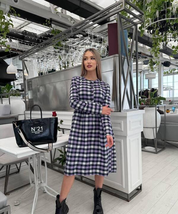 Платье-трапеция женское в клетку из коттона с легкой байкой расклешенное с длинным рукавом весеннее