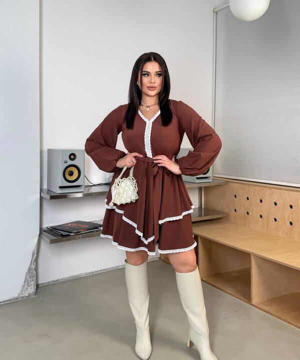 Платье-трапеция женское из евро-костюмки свободного кроя с длинным рукавом и кружевным декором весеннее