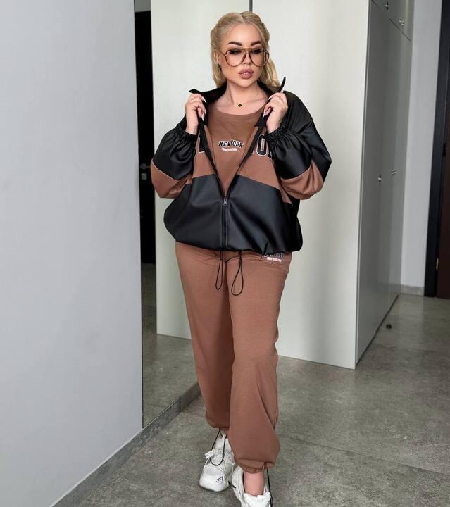 Костюм-тройка женский из двунитки и эко кожи с бомбером футболкой и джоггерами оверсайз повседневный весенний