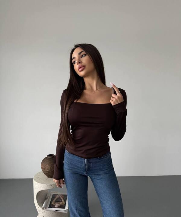 Лонгслив женский из микродайвинга приталенный с длинным рукавом и квадратным вырезом весенний