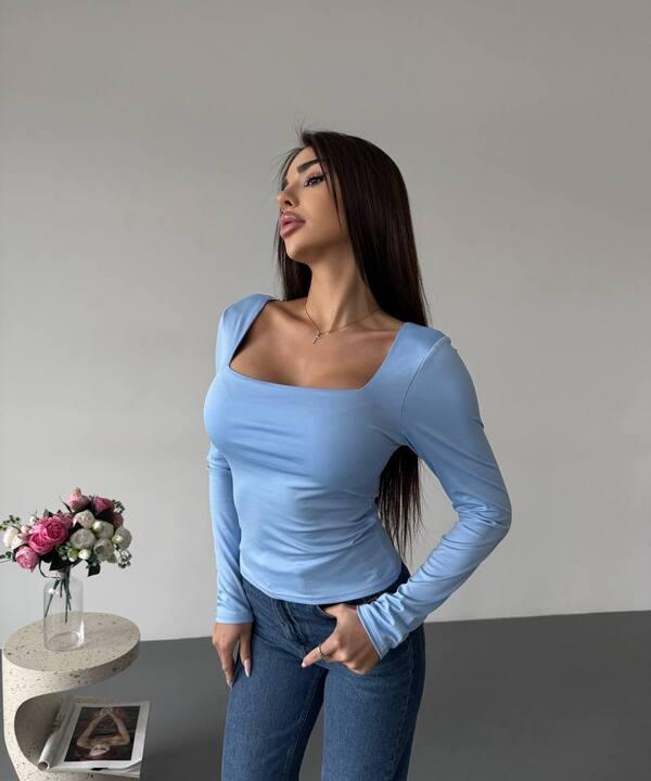 Лонгслив женский из микродайвинга приталенный с длинным рукавом и квадратным вырезом весенний