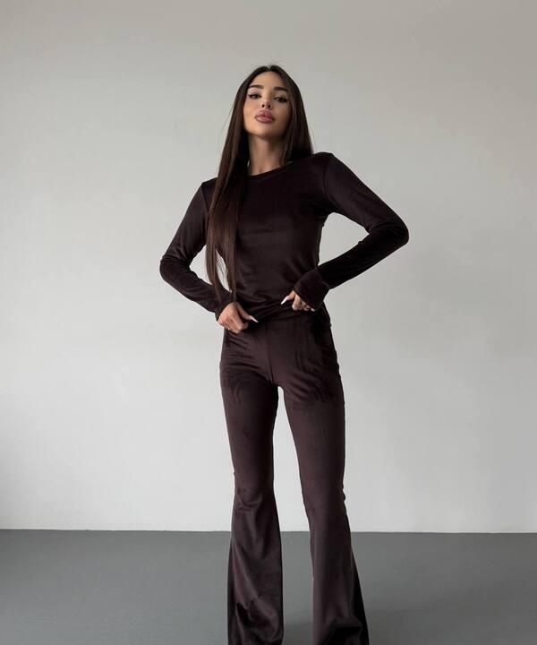 Костюм-двойка женский велюровый с лонгсливом и расклешенными брюками повседневный