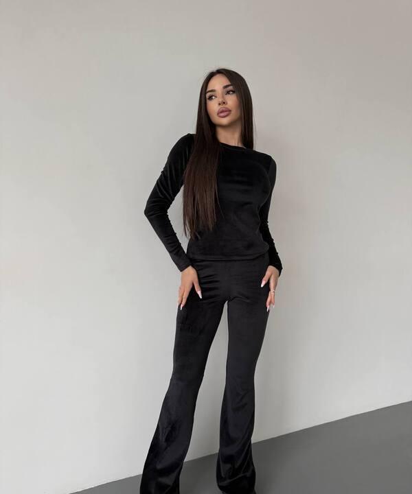 Костюм-двойка женский велюровый с облегающей кофтой и расклешенными брюками повседневный