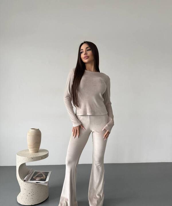 Костюм-двойка женский велюровый с кофтой и расклешенными брюками повседневный