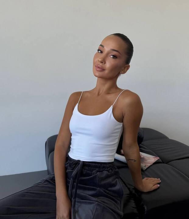 Топ женский укороченный базовый облегающий на бретелях однотонный