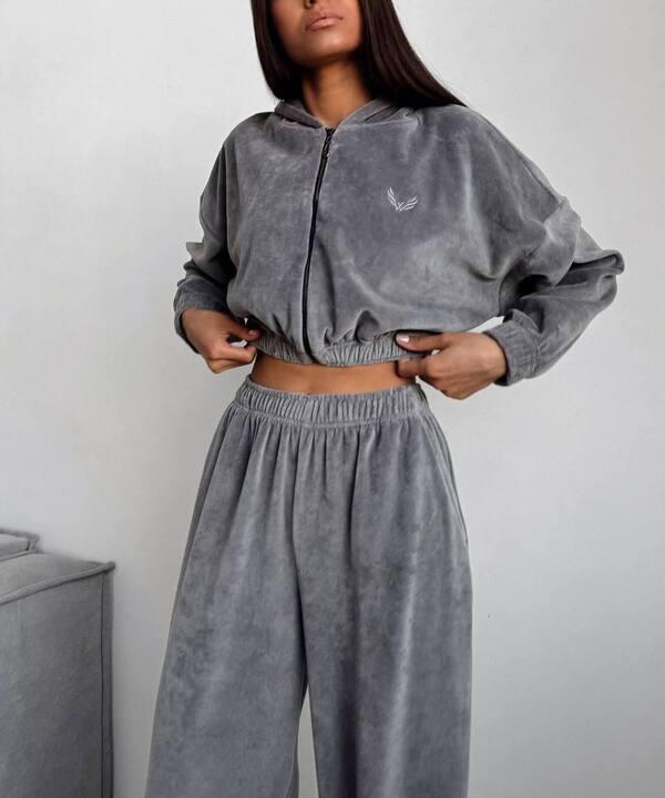 Спортивный костюм женский велюровый с укороченным худи на молнии и широкими штанами демисезонный