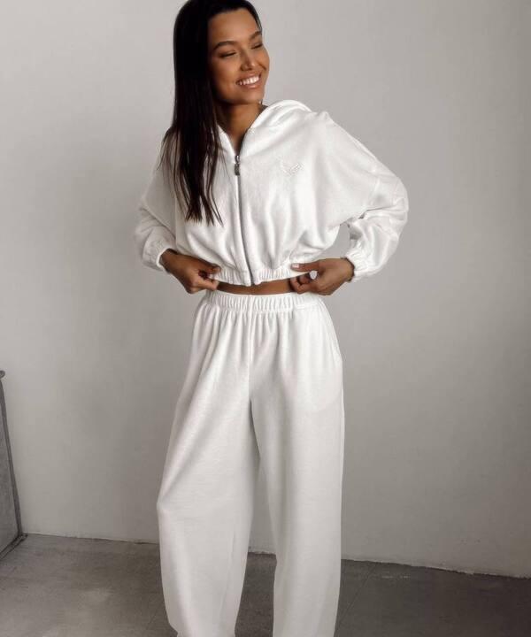 Спортивный костюм женский велюровый с укороченным худи на молнии и широкими штанами оверсайз демисезонный