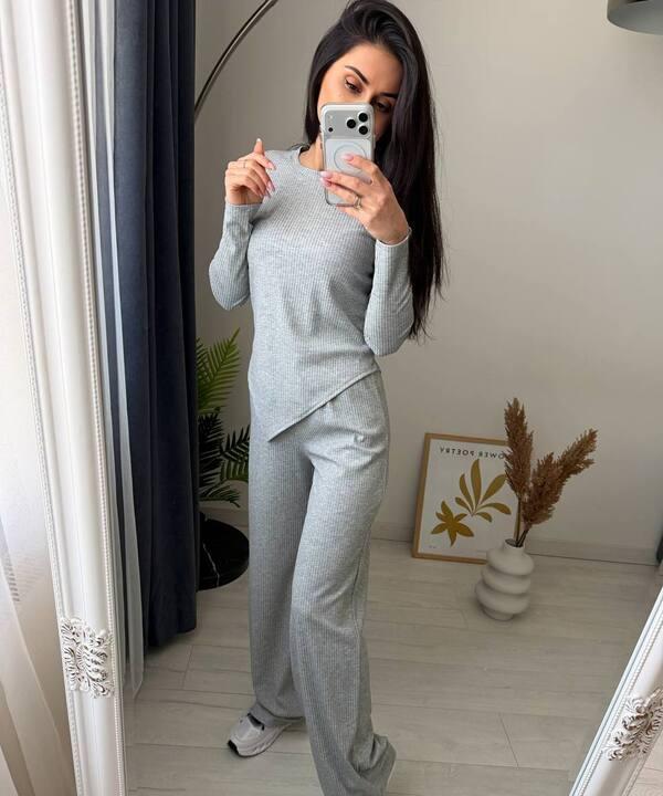 Костюм женский из рубчика двойка: асимметричная кофта и прямые брюки весенний