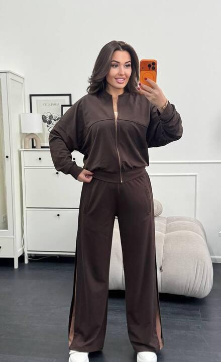 Спортивный костюм женский из двунитки с укороченной кофтой на молнии и широкими брюками с лампасами демисезонный