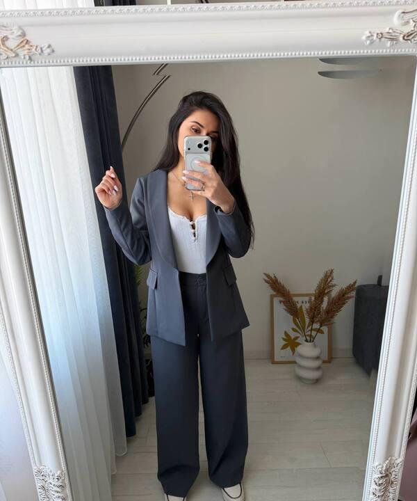 Костюм-двойка женский из костюмной ткани с пиджаком на подкладке и прямыми брюками с высокой посадкой весенний