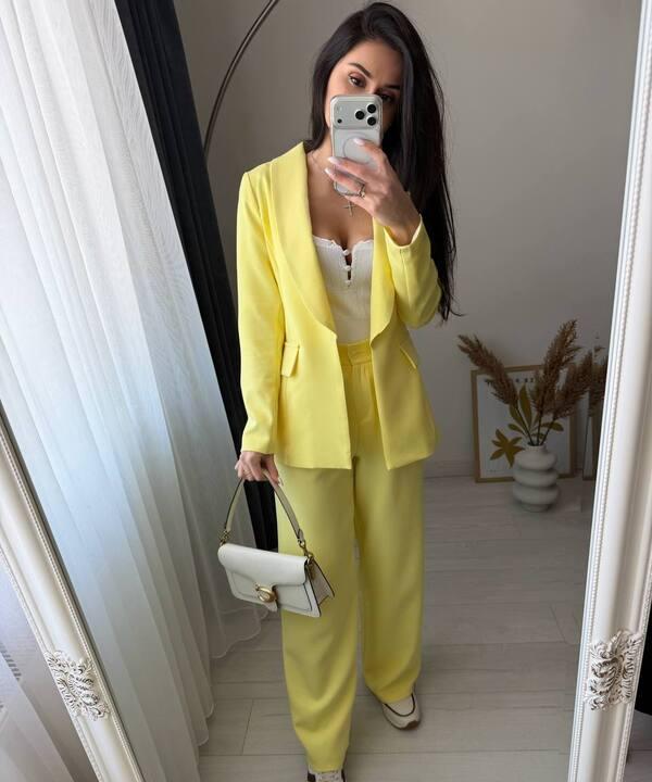 Костюм-двойка женский из костюмной ткани с пиджаком на подкладке и прямыми брюками с высокой посадкой весенний