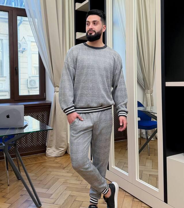 Костюм мужской из софт трикотажа прогулочный с кофтой свободного кроя и брюками на резинке со шнурком весенний