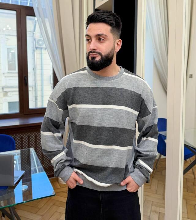 Свитер мужской из плотной вискозы в полоску свободного кроя весенний