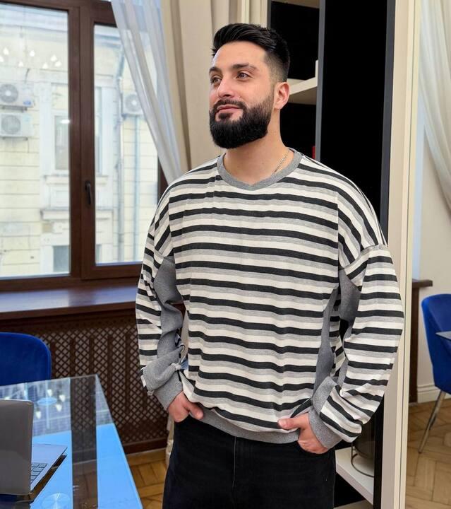 Свитер мужской из плотной вискозы в полоску свободного кроя весенний