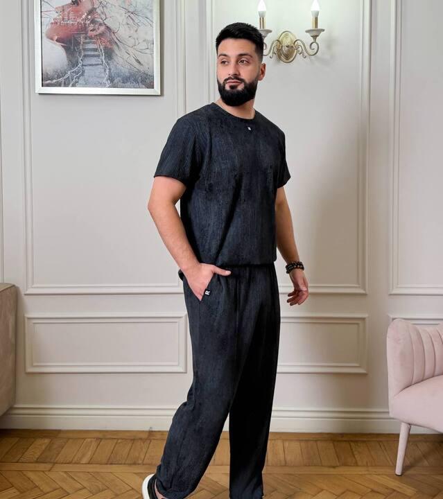 Костюм-двойка унисекс из рубчика с футболкой и брюками на резинке повседневный