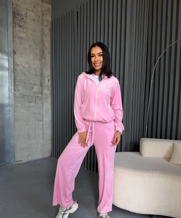 Спортивный костюм-двойка женский из велюра с кофтой на молнии и прямыми брюками демисезонный