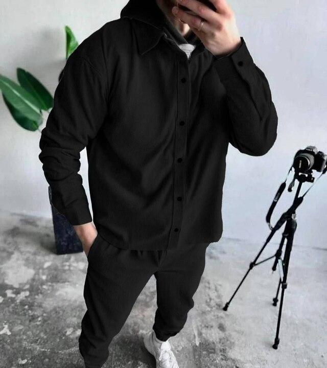 Костюм-двойка мужской из микровельвета с рубашкой на кнопках и брюками на резинке весенний