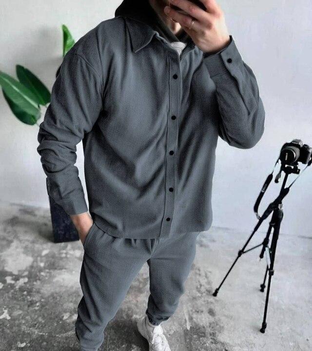 Костюм-двойка мужской из микровельвета с рубашкой на кнопках и брюками на резинке весенний