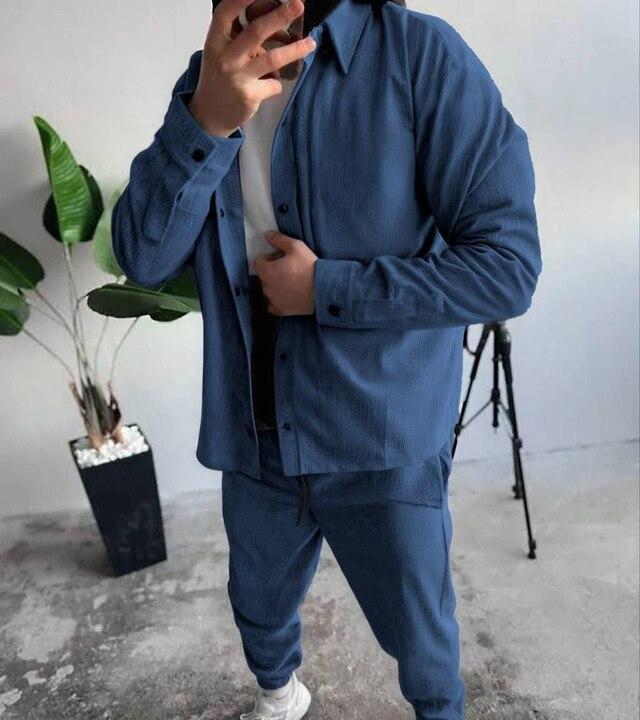 Костюм-двойка мужской из микровельвета с рубашкой на кнопках и брюками на резинке весенний