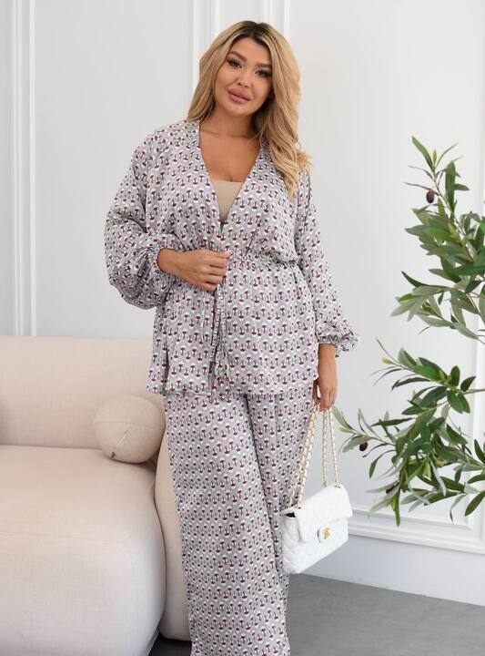 Костюм-двойка женский из шелка Армани с рубашкой на запах под пояс и широкими брюками весенний