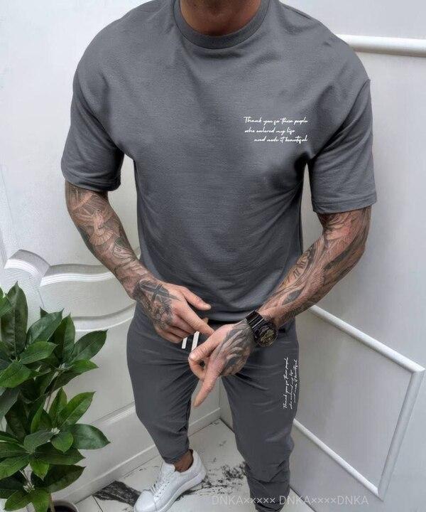 Спортивный костюм мужской из двунитки с футболкой и брюками с манжетами и принтом демисезонный