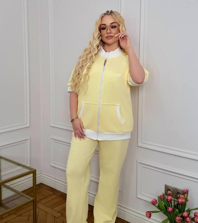 Спортивный костюм-двойка женский из лакосты с кофтой на молнии и прямыми брюками повседневный демисезонный