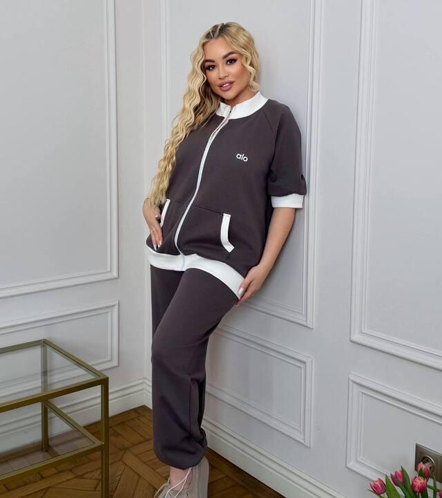 Спортивный костюм-двойка женский из лакосты с кофтой на молнии и прямыми брюками повседневный демисезонный