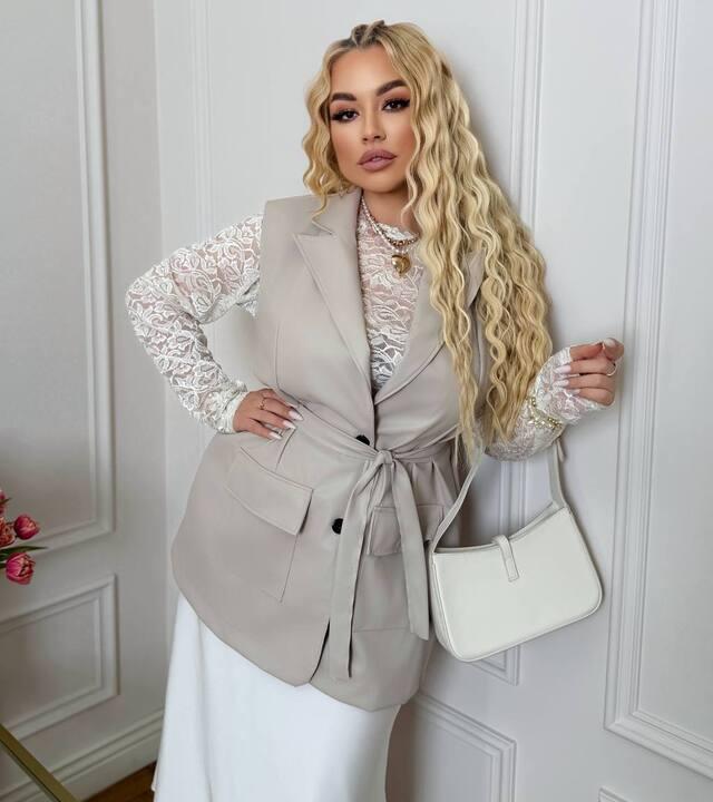 Костюм-двойка женский из кружева и эко кожи: лонгслив и удлинённая жилетка весенний