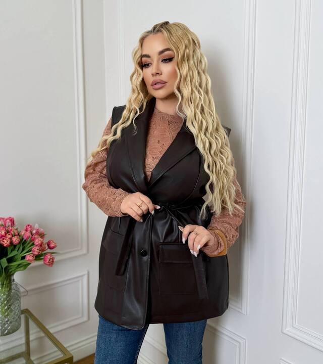 Костюм-двойка женский из кружева и эко кожи: лонгслив и удлинённая жилетка весенний