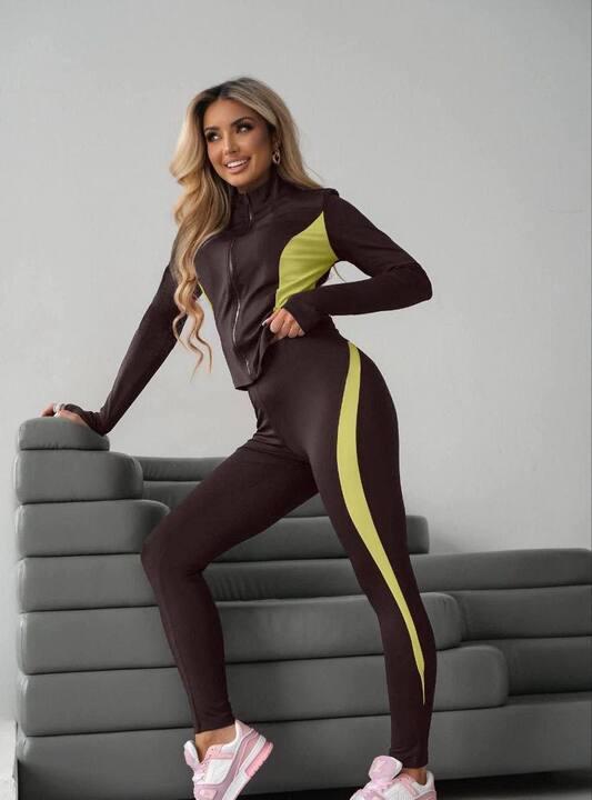 Спортивный костюм женский из дайвинга с кофтой на молнии и леггинсами с лампасами демисезонный