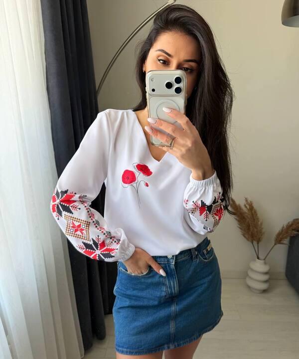 Блуза женская из софта свободная с длинными рукавами и V образным вырезом с вышивкой демисезонная