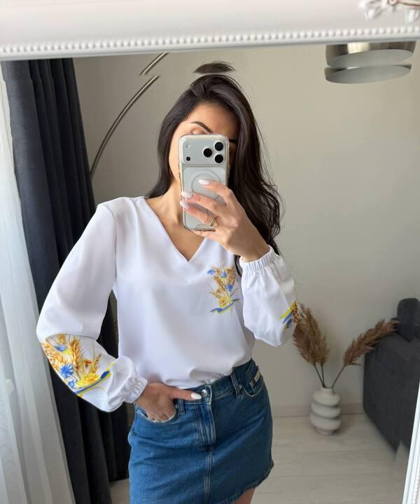 Блуза женская из софта свободная с длинными рукавами и V образным вырезом с вышивкой демисезонная