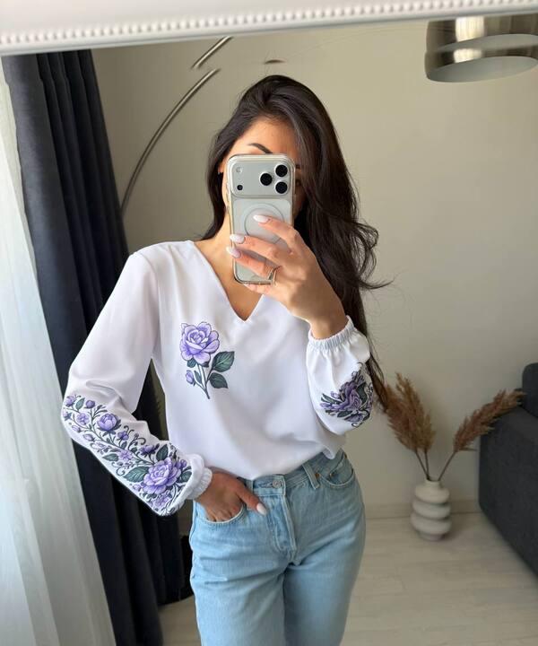 Блуза женская из софта свободная с длинными рукавами и V образным вырезом с вышивкой демисезонная