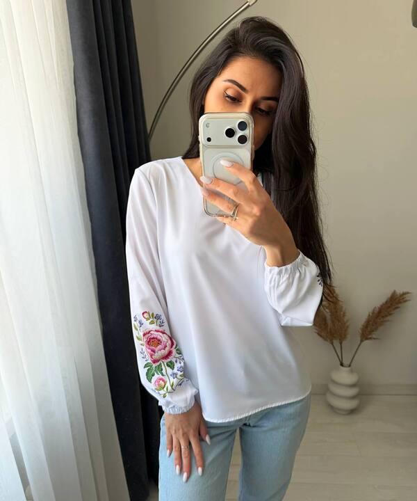 Блуза женская из софта свободная с длинными рукавами и круглым вырезом с цветочным декором демисезонная