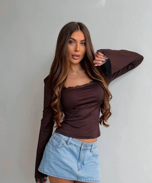 Лонгслив женский из микродайвинга облегающий с кружевом и декоративными рукавами демисезонный