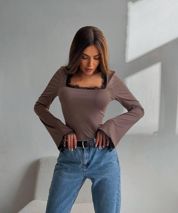 Лонгслив женский из микродайвинга облегающий с кружевом и квадратным вырезом демисезонный