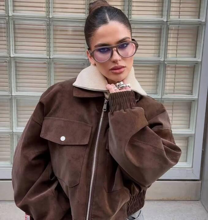 Бомбер женский из эко замши оверсайз с карманами на молнии короткий весенний