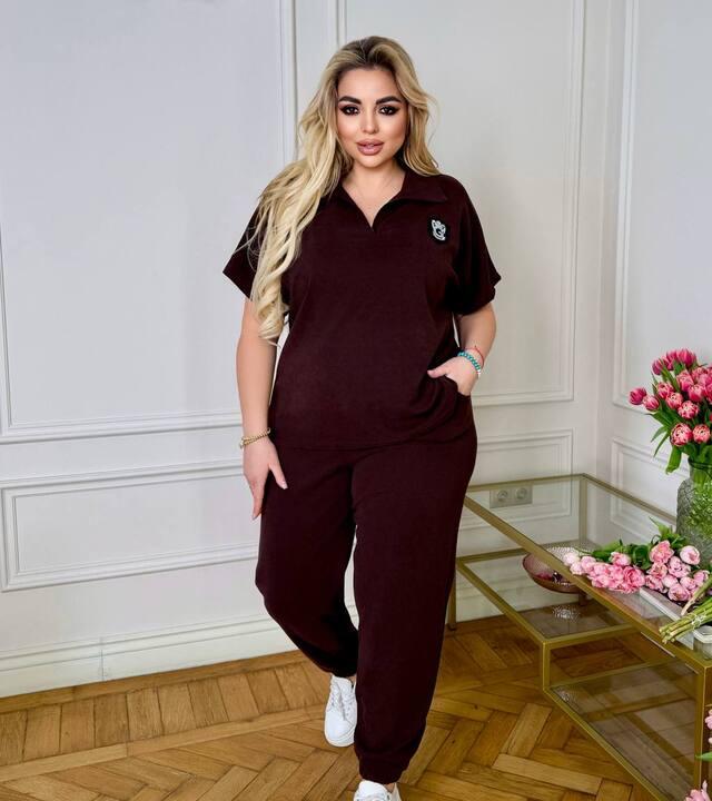 Спортивный костюм женский из трикотажа с эластаном с футболкой поло и брюками джоггерами оверсайз демисезонный