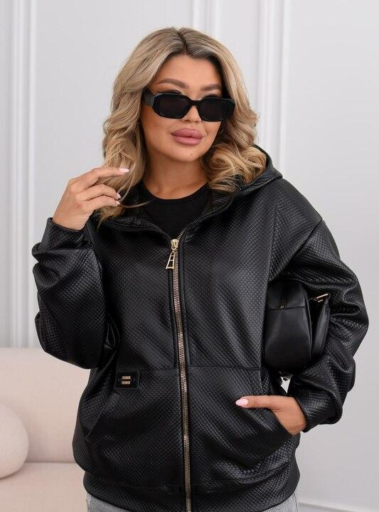 Куртка-бомбер женская демисезонная из экокожи на трикотаже с капюшоном и карманами весенняя