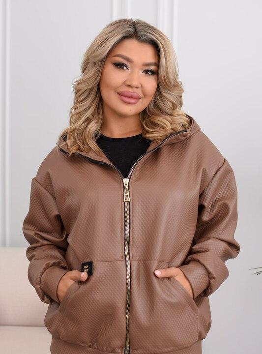 Куртка-бомбер женская демисезонная из экокожи на трикотаже с капюшоном и карманами весенняя