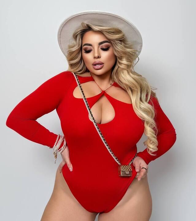 Боди женское из вискозы с длинными рукавами и фигурным декольте демисезонное