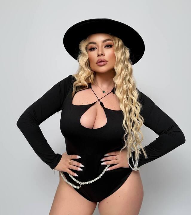 Боди женское из вискозы с длинными рукавами и фигурным декольте демисезонное