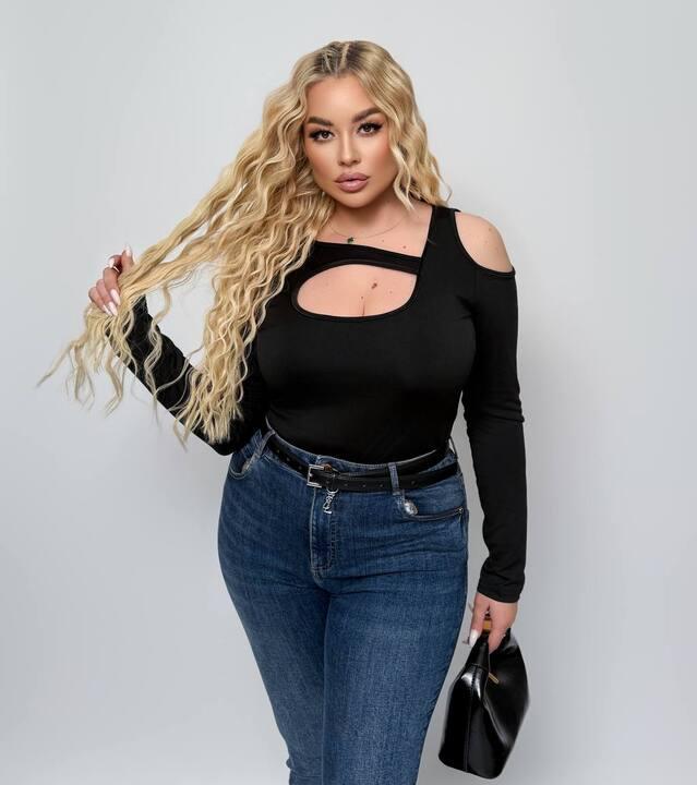 Лонгслив женский из микродайвинга с открытым плечом и декоративными лямками демисезонный