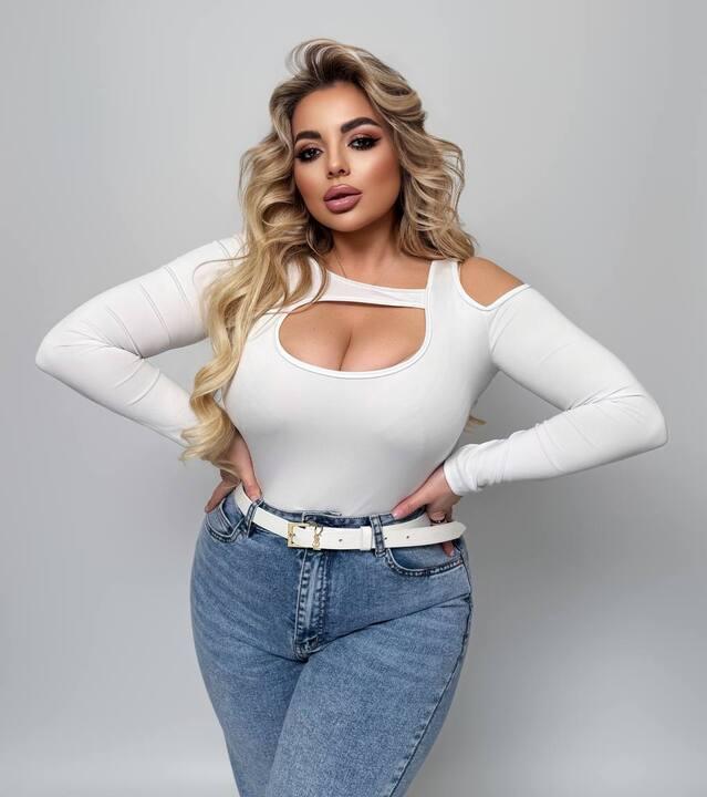 Лонгслив женский из микродайвинга с открытыми плечами и декоративной лямкой демисезонный