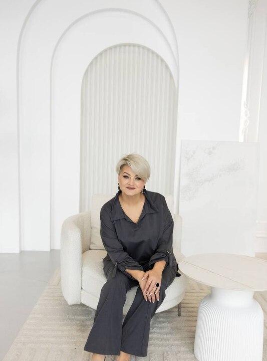 Костюм-двойка женский из двунитки повседневный оверсайз с рубашкой с V-образным вырезом и прямыми брюками больших размеров