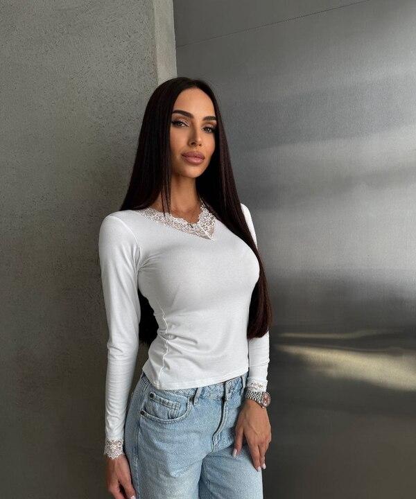 Лонгслив женский из вискозы с эластиком приталенный весенний с длинными рукавами V-образным вырезом и кружевной отделкой