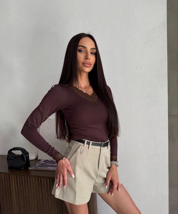 Лонгслив женский из вискозы с эластиком приталенный весенний с длинными рукавами V-образным вырезом и кружевной отделкой