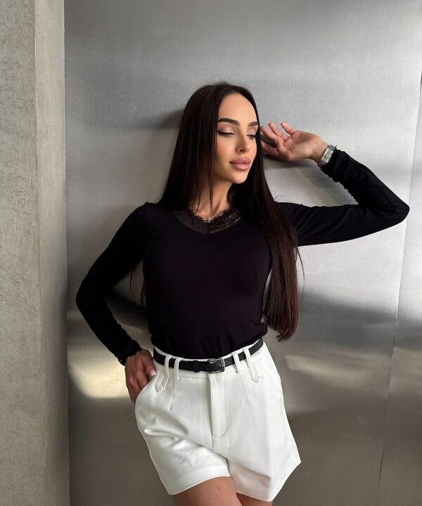 Лонгслив женский из вискозы с эластиком приталенный весенний с длинными рукавами V-образным вырезом и кружевной отделкой