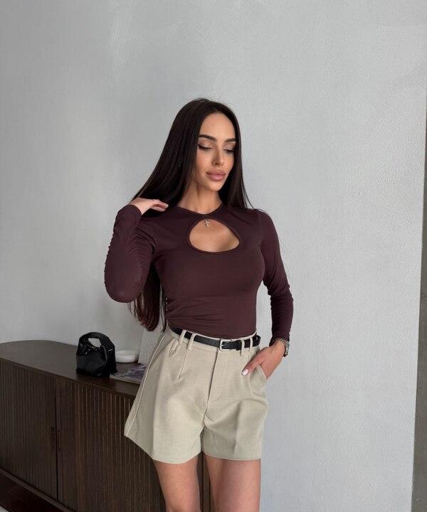 Лонгслив женский из вискозы с эластиком приталенный весенний с длинными рукавами и вырезом капля