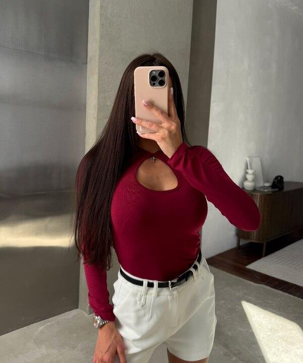 Лонгслив женский из вискозы с эластиком приталенный весенний с длинными рукавами и вырезом капля